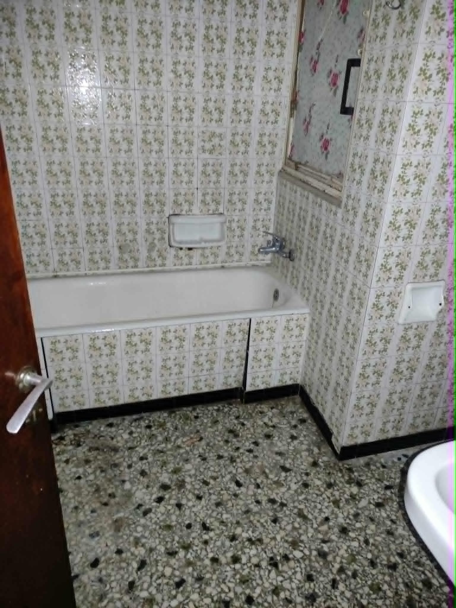 04e968c6-9bed-4f19-99a1-d7595ef485ed Ευκαιρία Επένδυσης: Φωτεινό, Γωνιακό Ισόγειο Διαμέρισμα 82 τ.μ. στην Καρδιά της Αμφιάλης (Κερατσίνι)